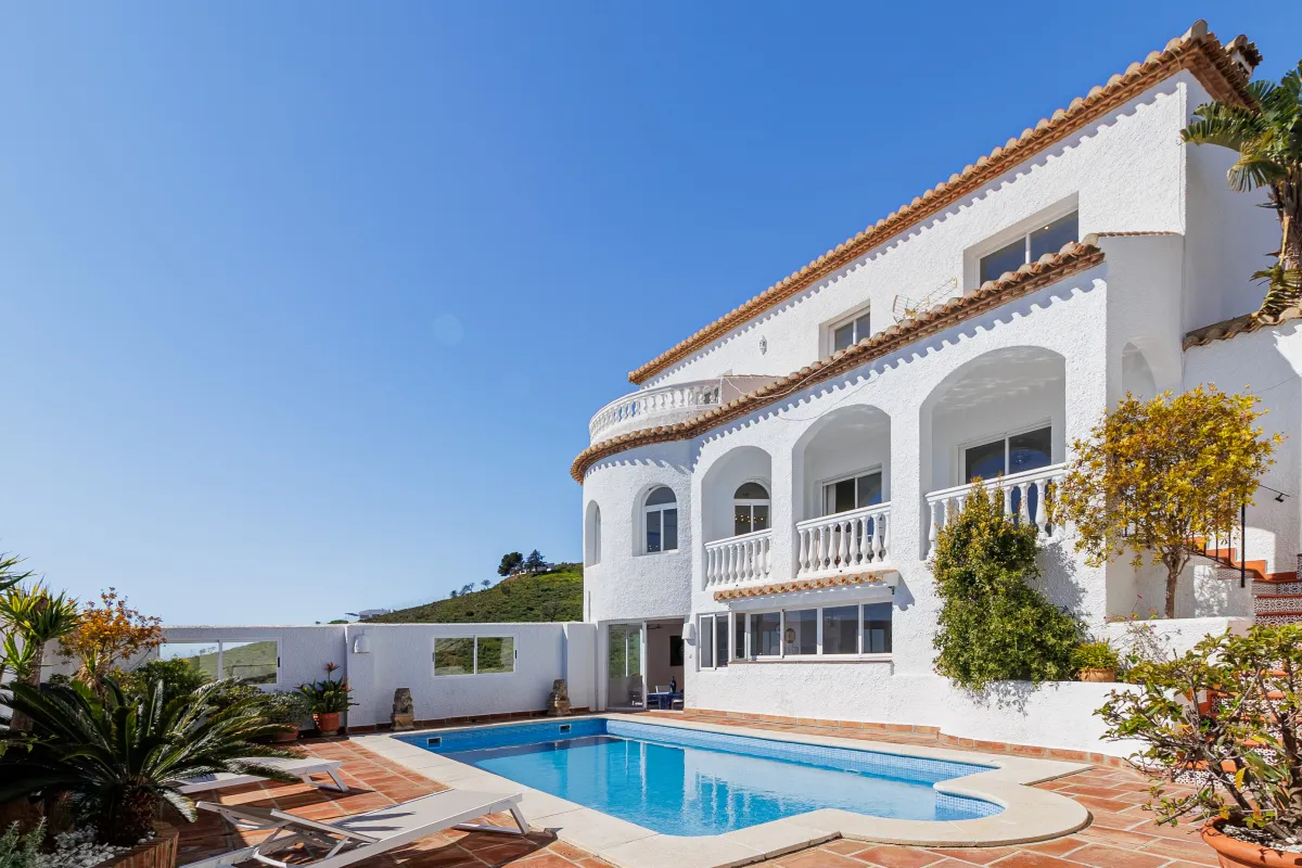 Villa con piscina y terraza
