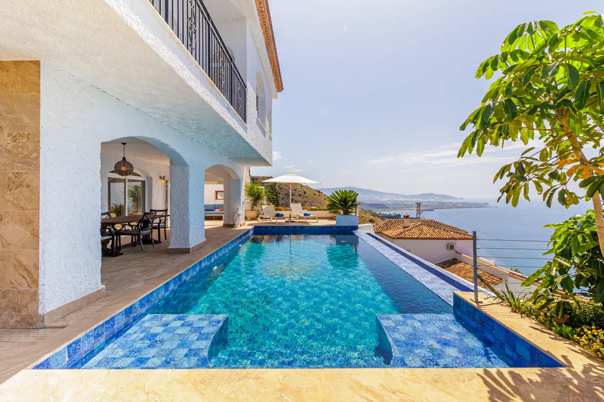 (Beheizter) privater Pool mit Blick auf das Mittelmeer
