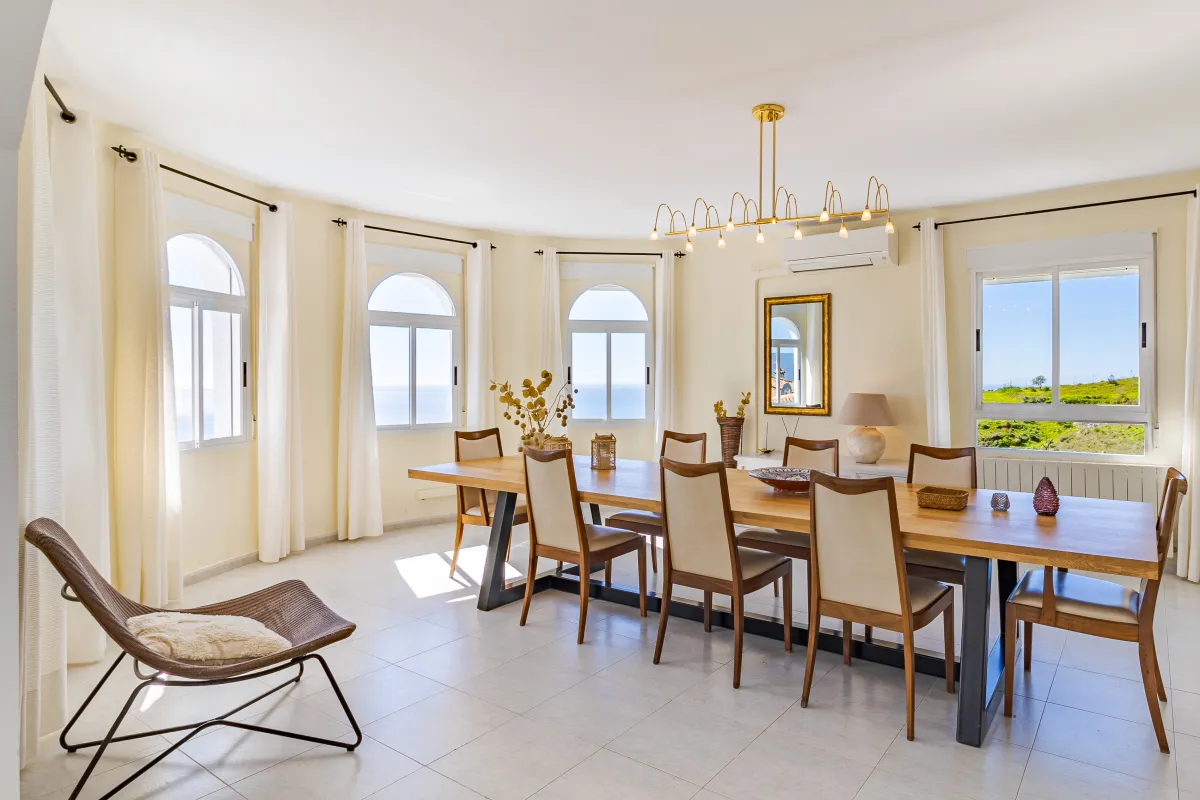 La zona de comedor con una gran mesa