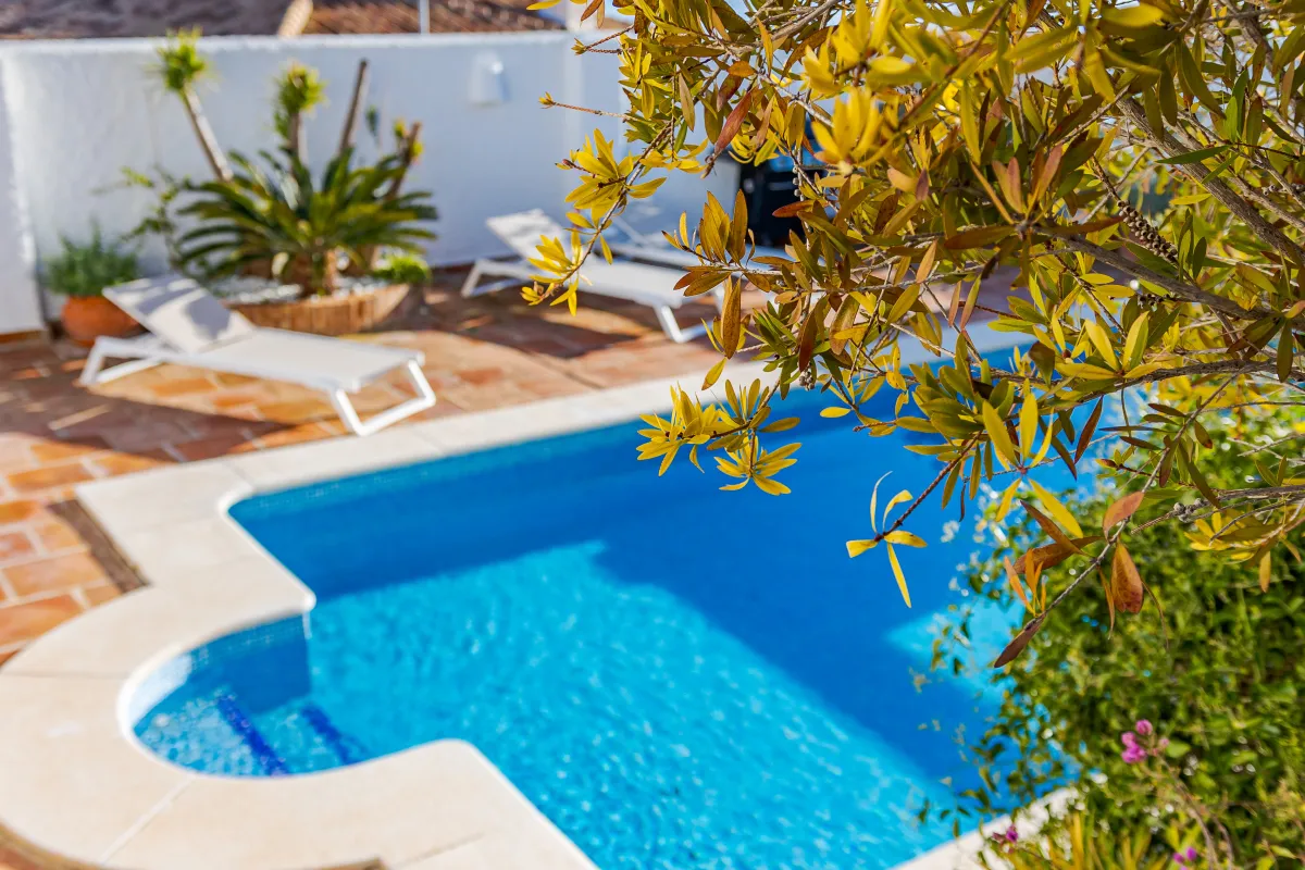 Relajarse junto a la piscina