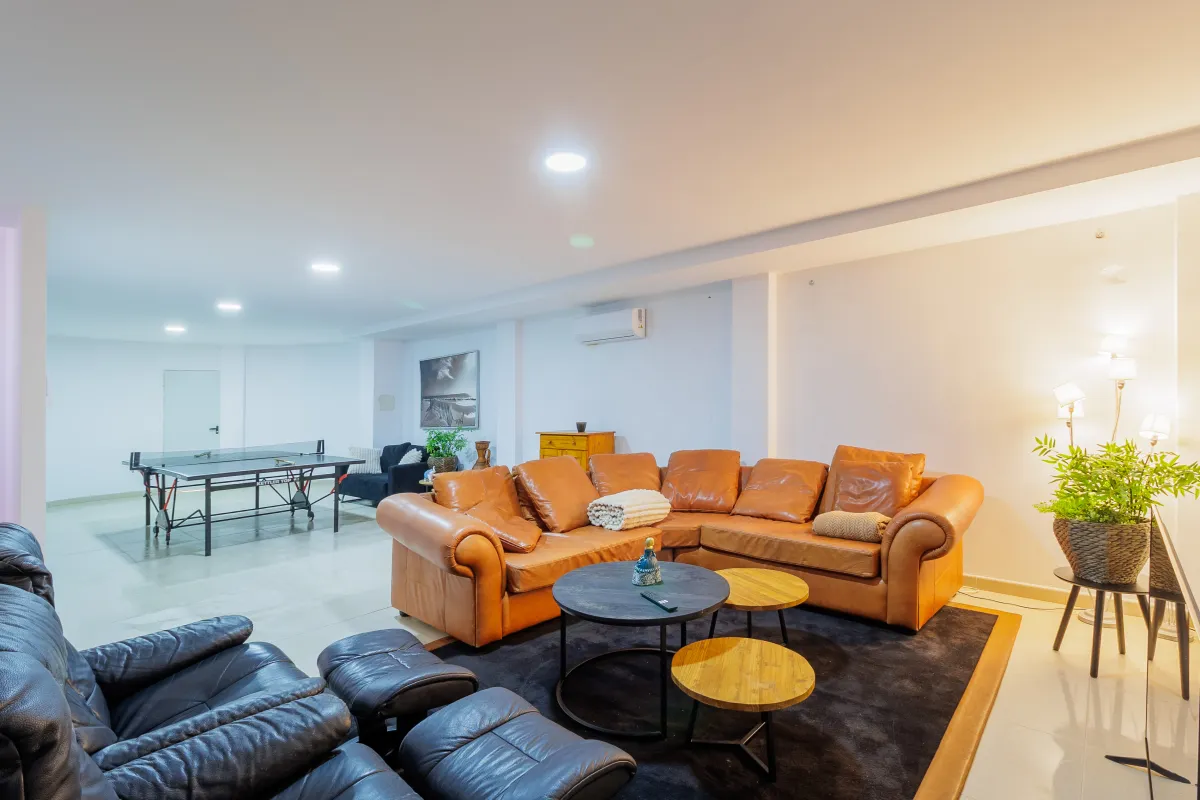 La sala del sótano con TV y una mesa de ping-pong