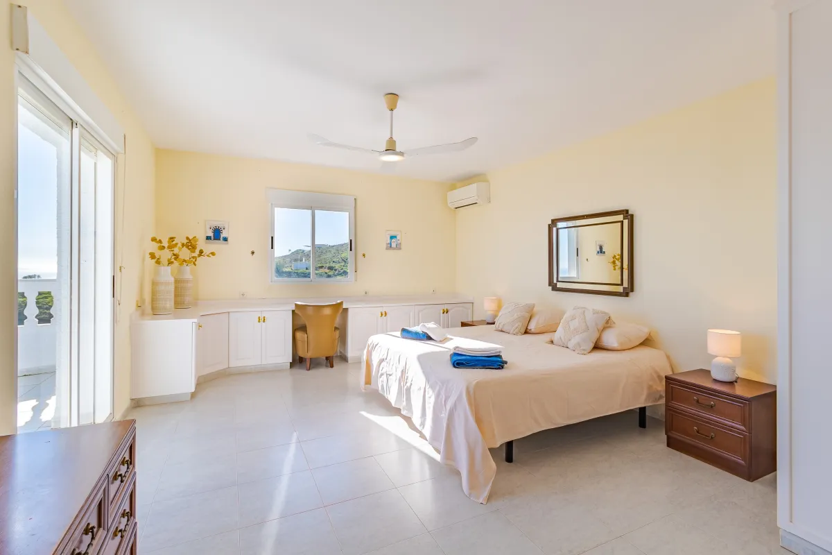 Dormitorio con cama de matrimonio grande