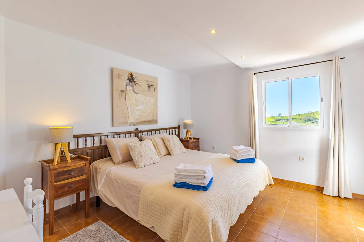 Dormitorio con cama de matrimonio grande