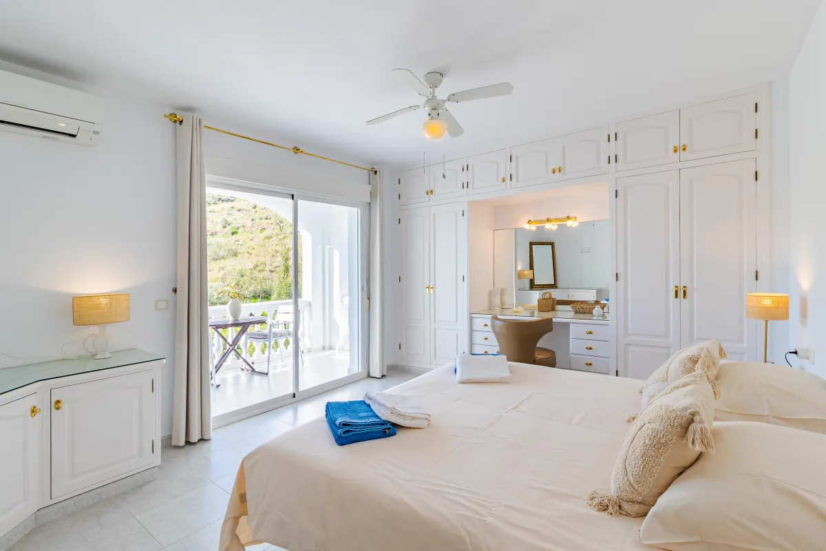 Dormitorio con cama de matrimonio grande