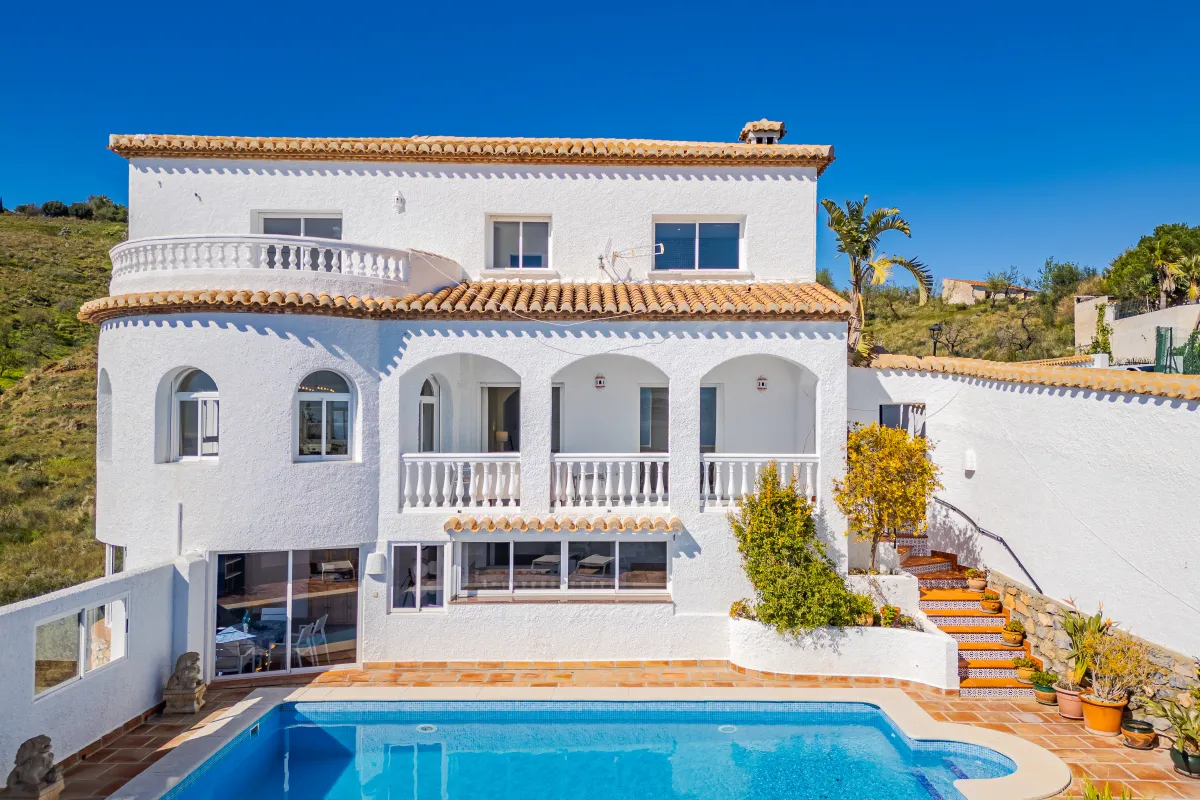 Villa con terraza y piscina