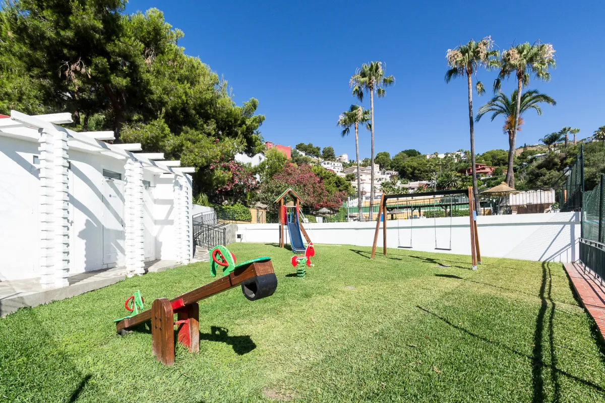 La zona común con parque infantil