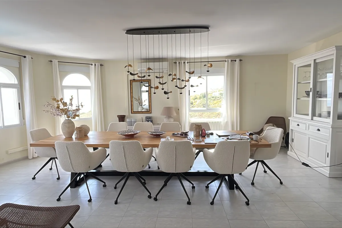 De ruime eettafel voor 10 personen
