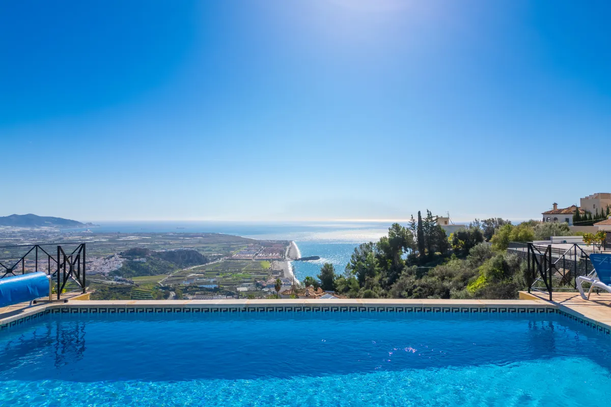 Privater Pool mit Panoramablick auf das Mittelmeer