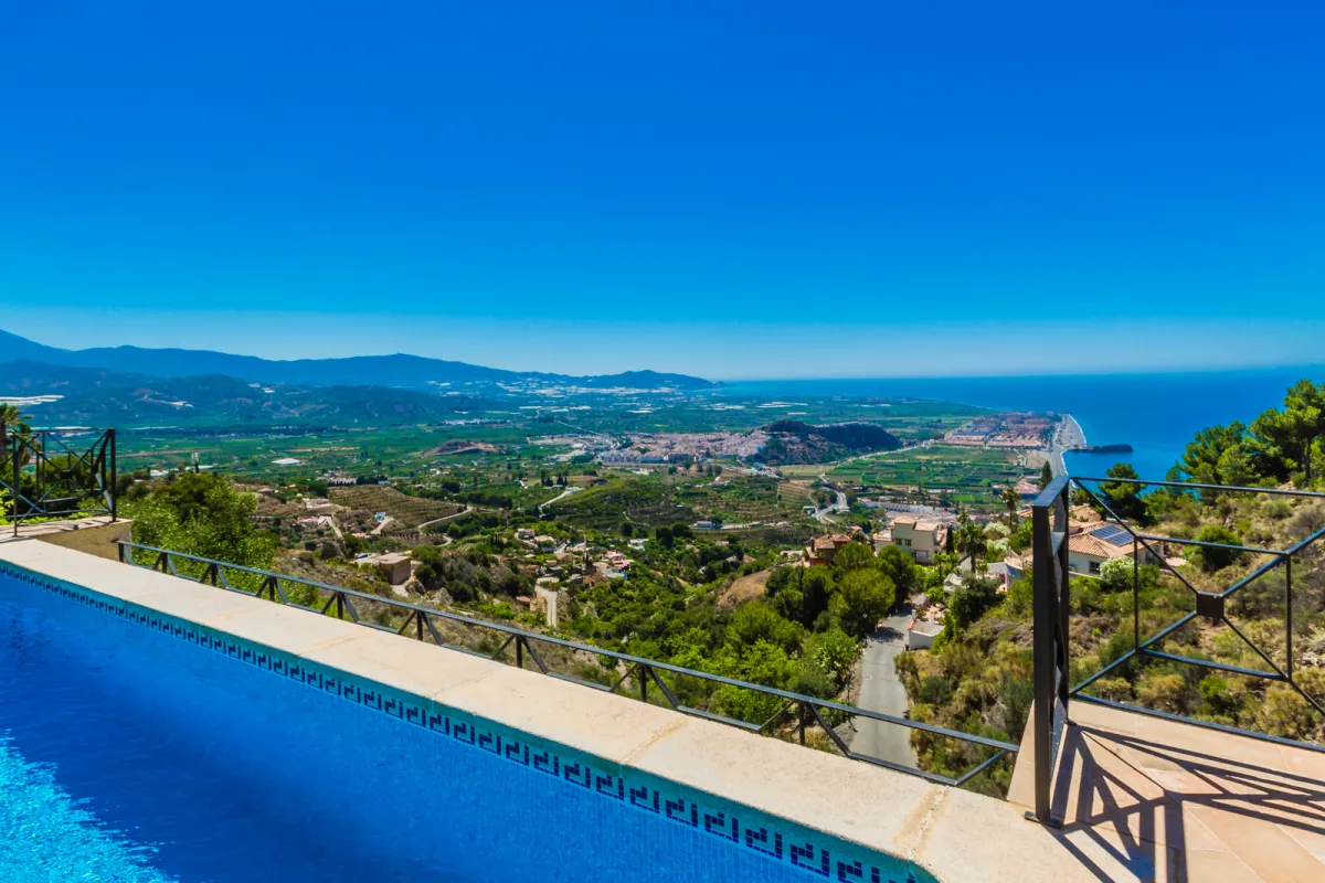 Panoramablick auf das Meer und die andalusischen Hügel