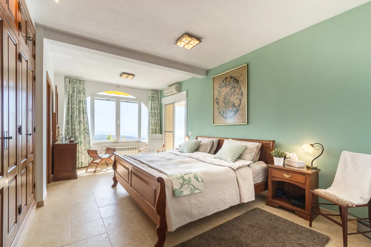 Großzügiges Hauptschlafzimmer mit Meerblick