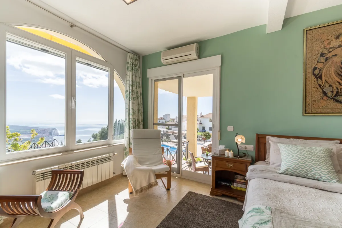 Hauptschlafzimmer mit Glasschiebetür zur Terrasse