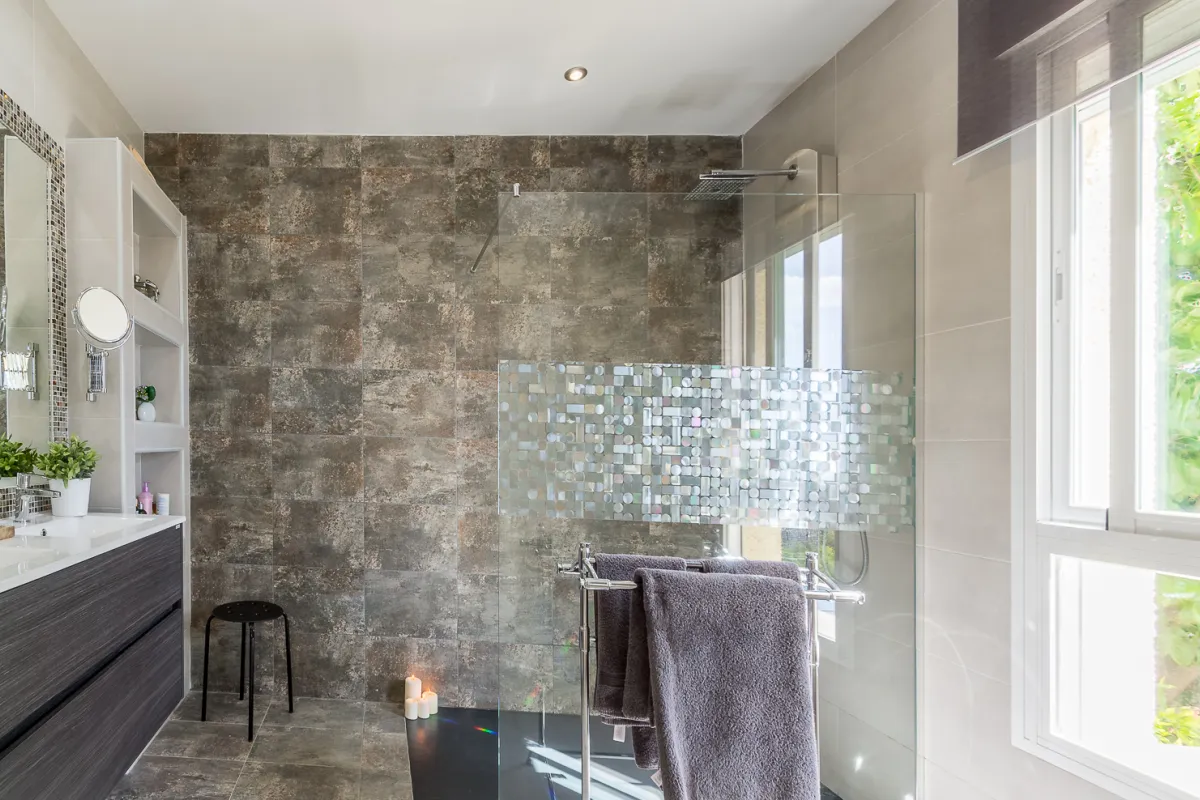 Modernes Badezimmer mit Regendusche