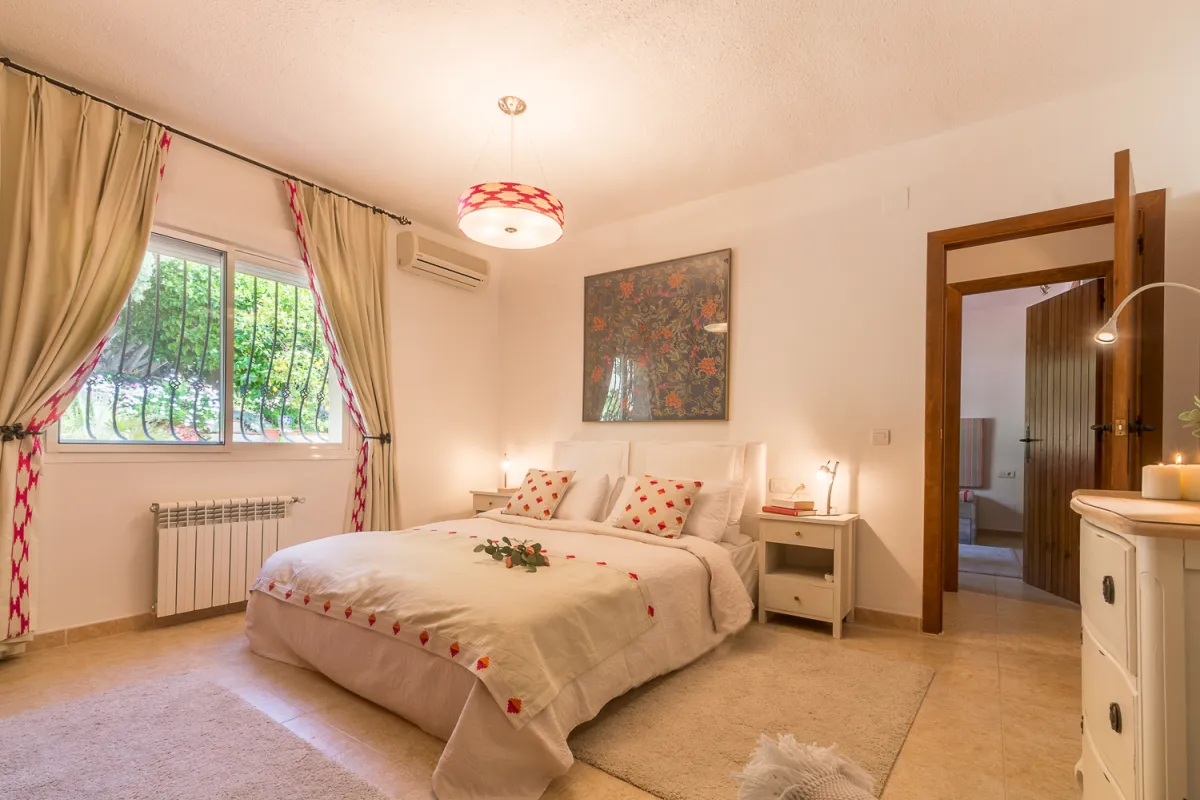 Großzügiges Schlafzimmer mit Blick auf den tropischen Garten