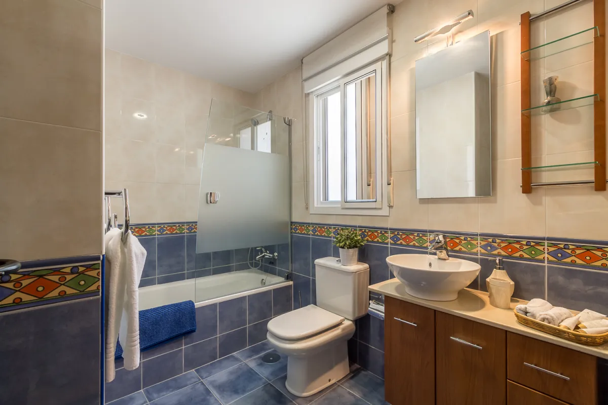 Badezimmer im andalusischen Stil mit Badewanne
