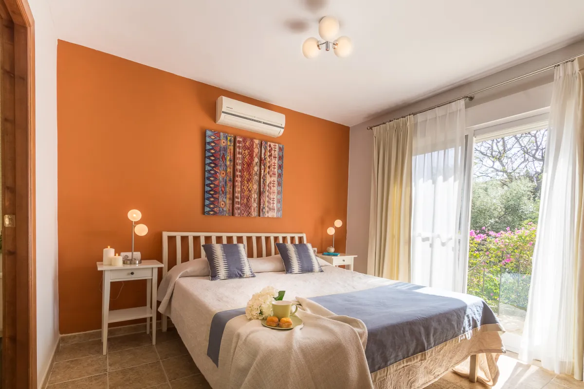 Helles Schlafzimmer des Apartments