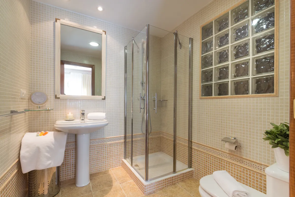 Großzügiges Badezimmer des Apartments