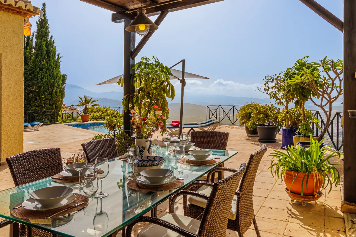 Überdachte Terrasse mit Esstisch für 8 Personen