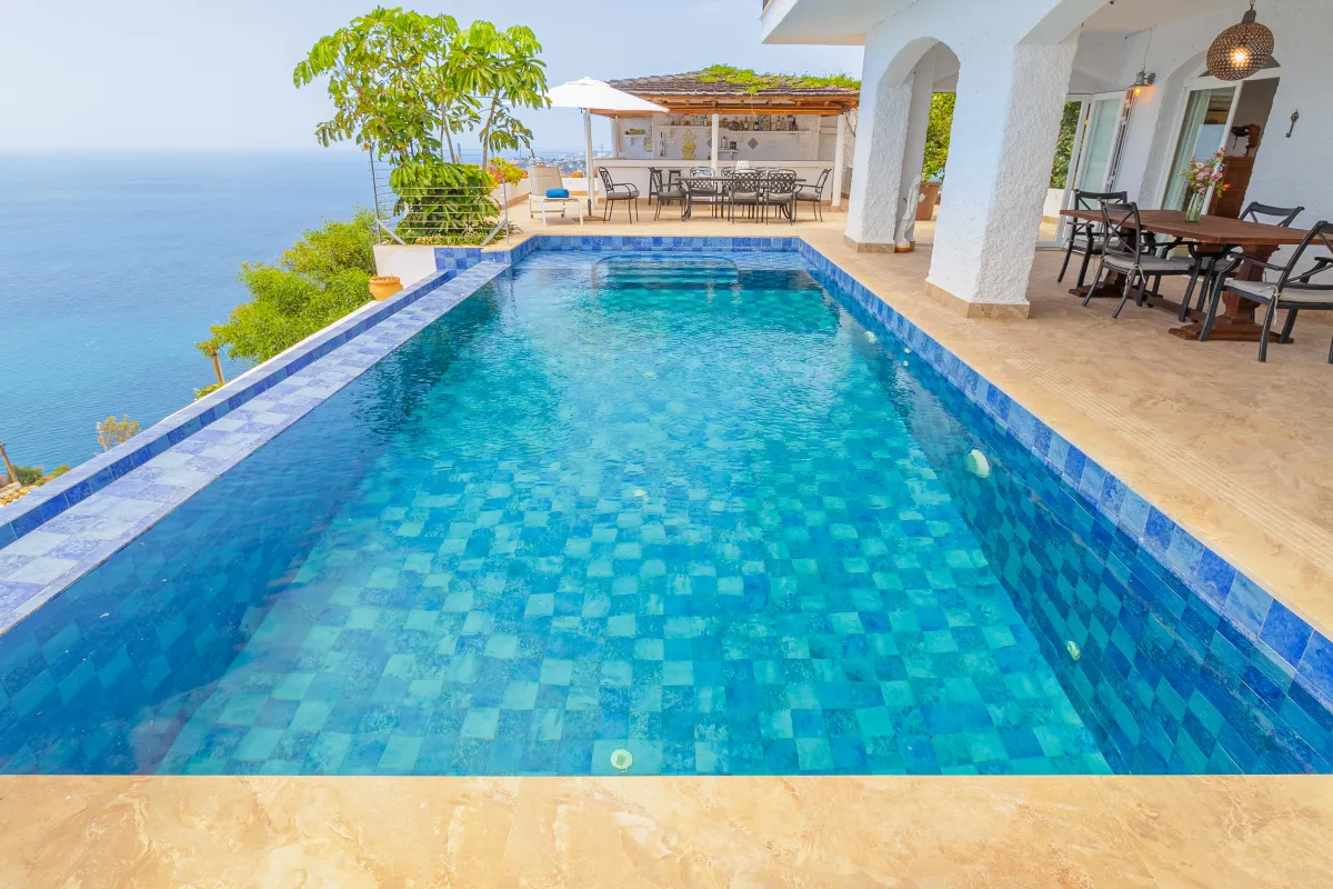 (Beheizter) privater Pool mit Steintreppe und Poolbeleuchtung