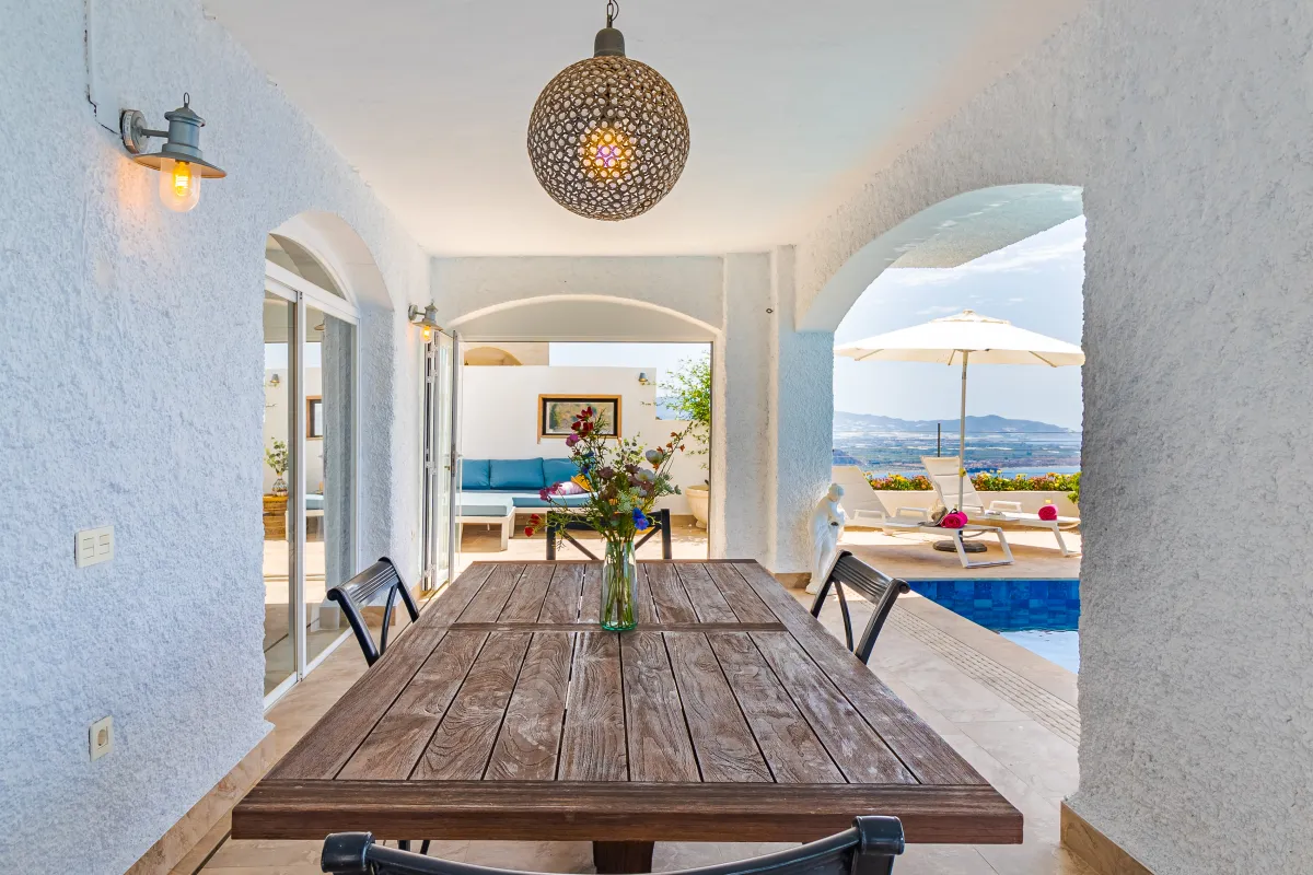 Überdachte Terrasse mit großem Esstisch