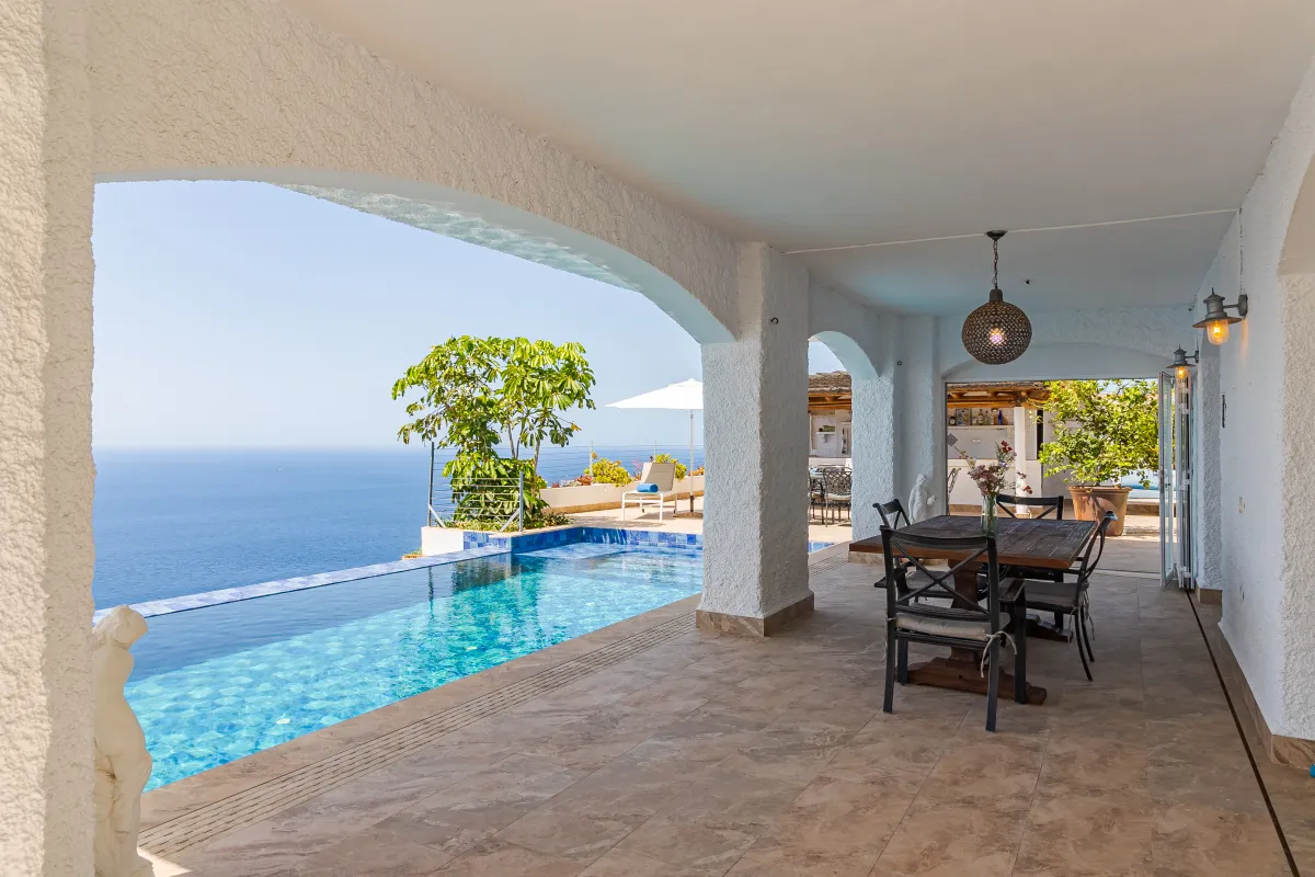 Überdachte Terrasse direkt neben dem Pool