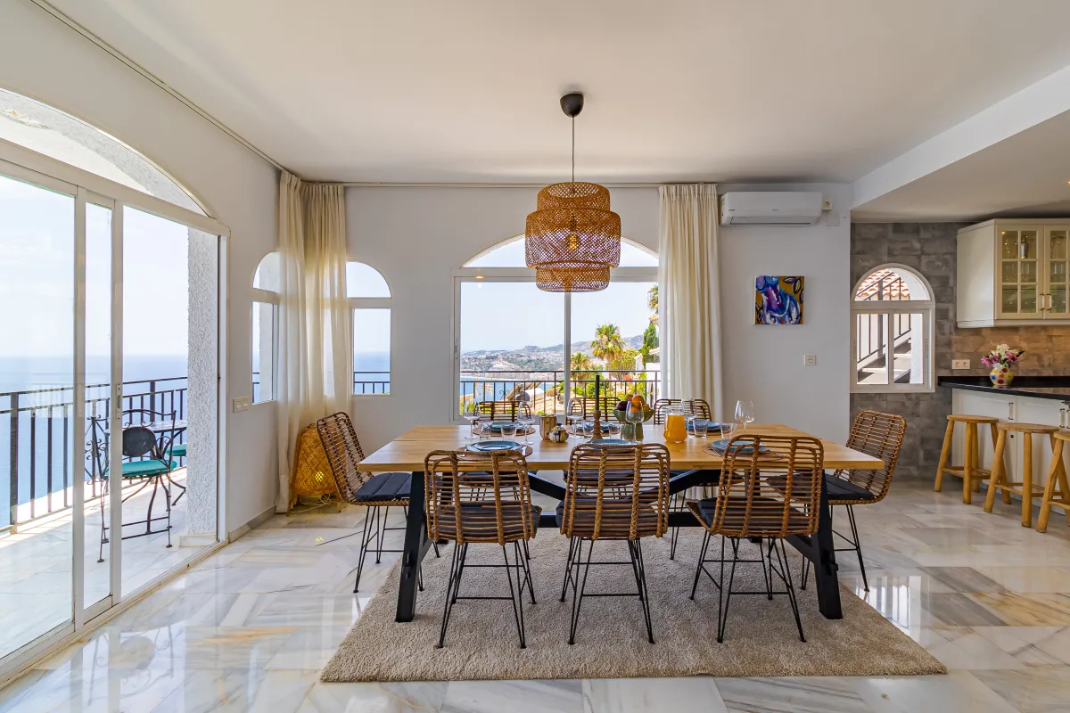 Heller Essbereich mit Glasschiebetür zum Balkon