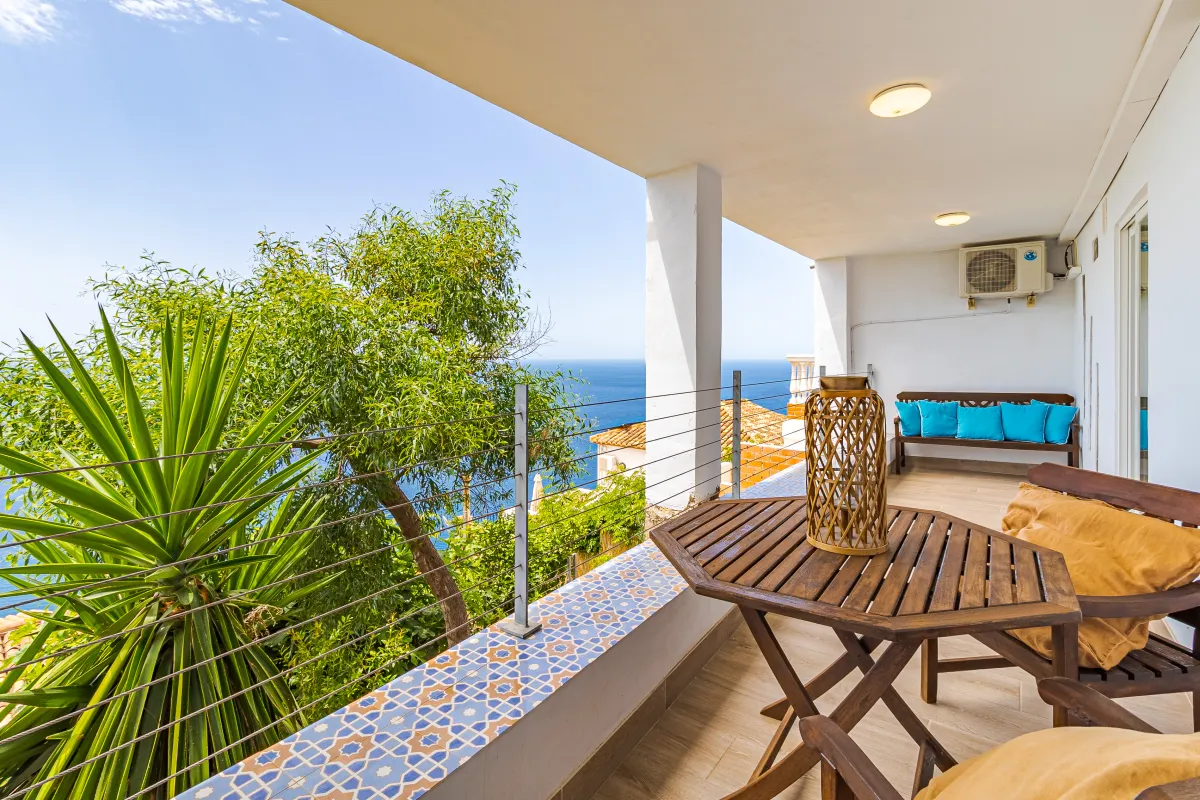 Gästezimmer mit Balkon und Blick auf das Mittelmeer