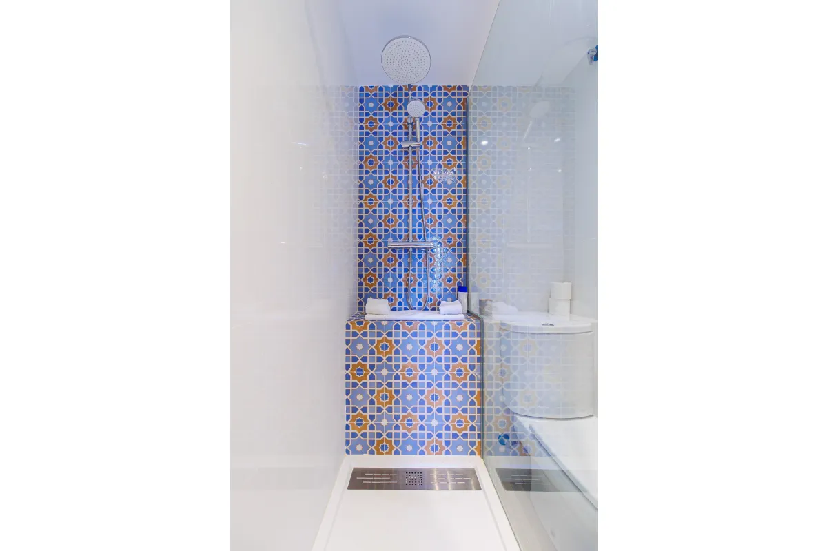 Modernes Badezimmer mit Dusche in einer der Gästezimmer