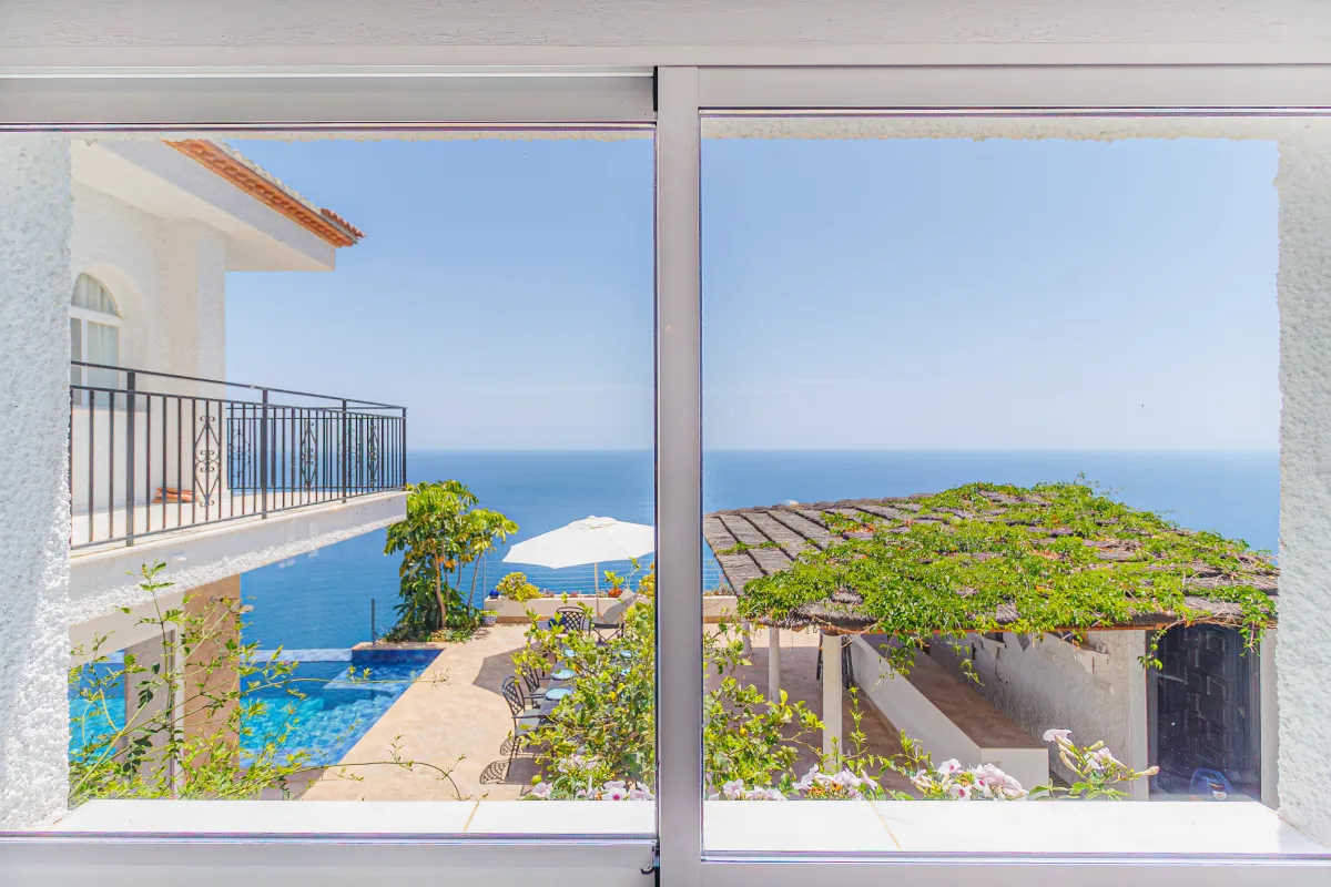 Blick auf die Terrasse und das Mittelmeer aus einer der Gästezimmer