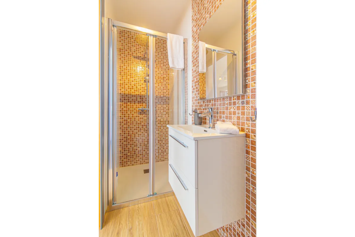 Modernes Badezimmer mit Dusche in einer der Gästezimmer