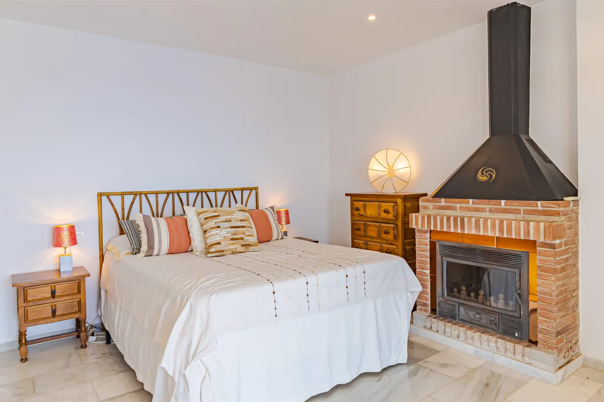 Geräumiges Hauptschlafzimmer mit Doppelbett