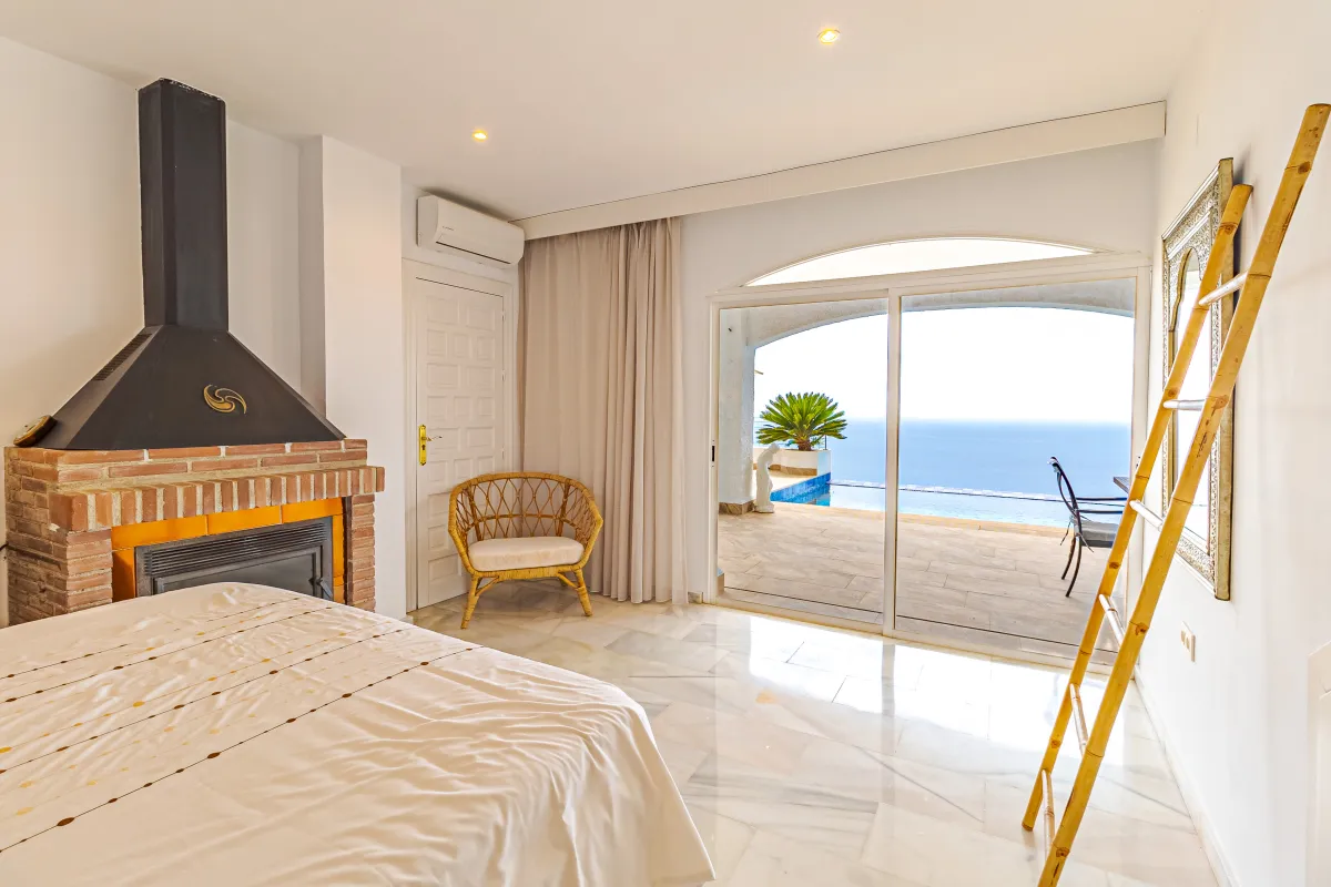 Hauptschlafzimmer mit Glasschiebetüren zur Poolterrasse