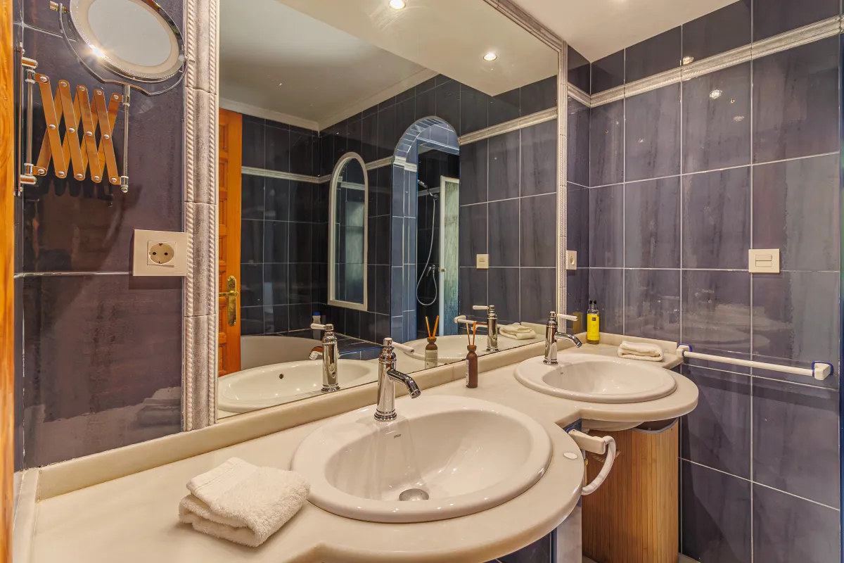 Hauptschlafzimmer mit Bad en suite im andalusischen Stil