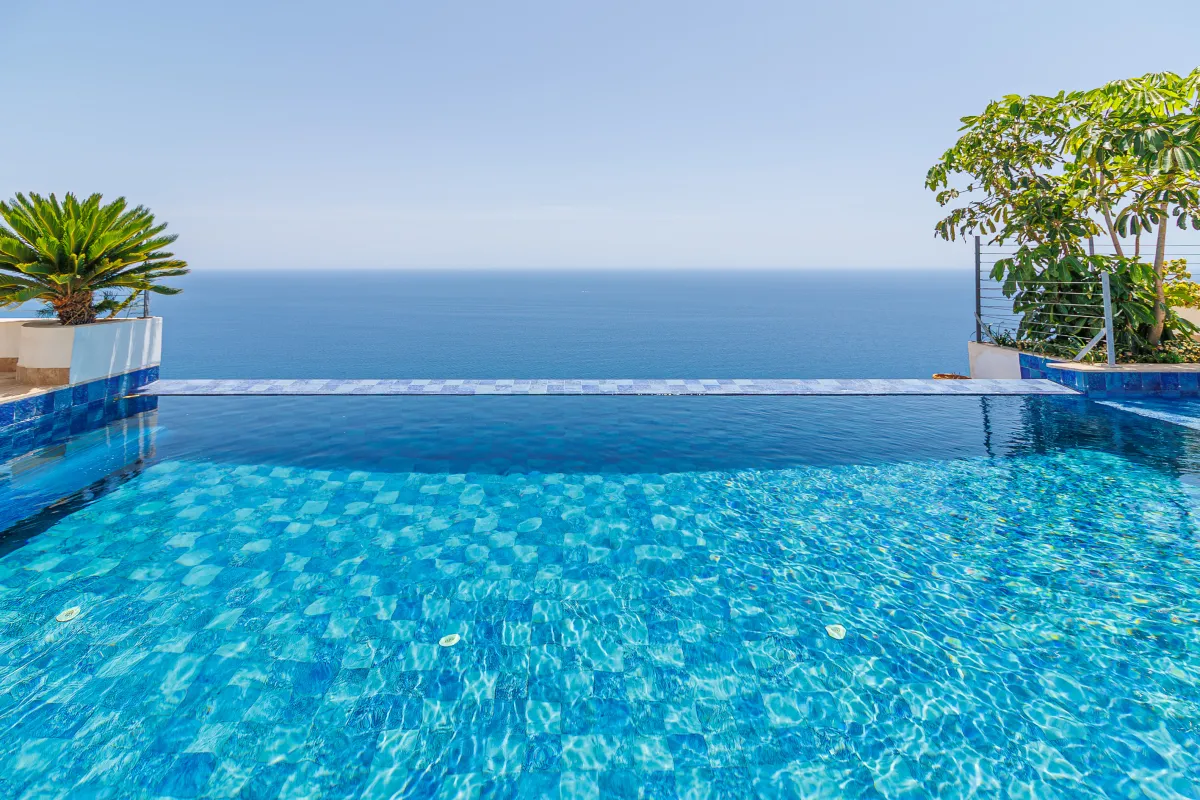 Infinity-Pool, der nahtlos in das Mittelmeer überzugehen scheint