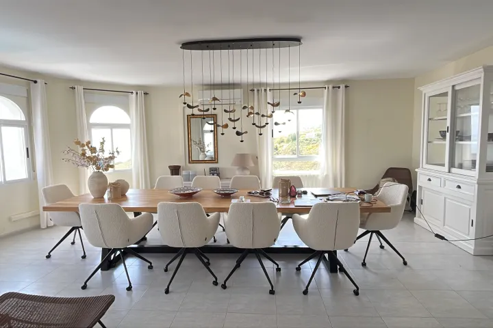 De ruime eettafel voor 10 personen