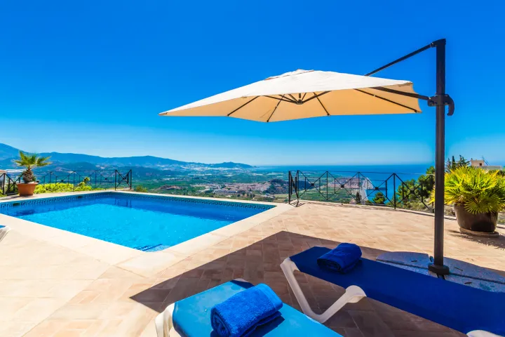 Sonnenliegen am Pool mit Meerblick