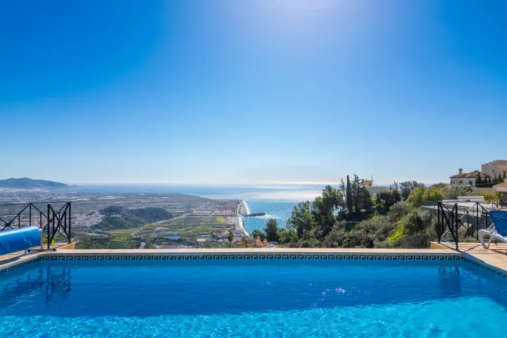 Privater Pool mit Panoramablick auf das Mittelmeer