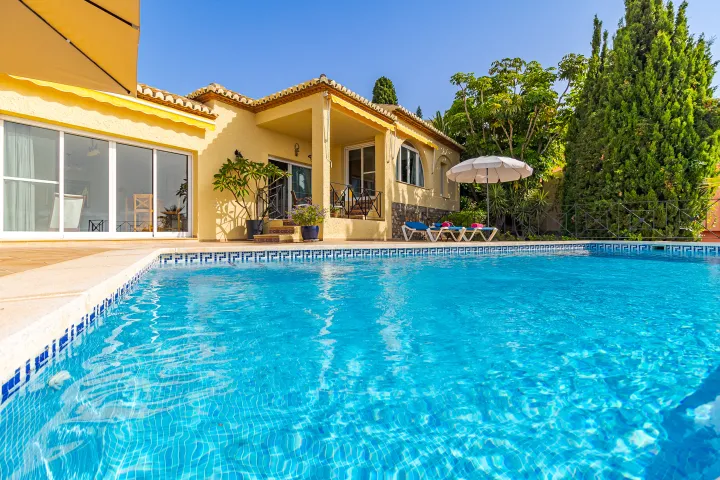 Vakantievilla met privé-zwembad en panoramisch zeezicht