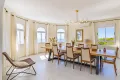 La zona de comedor con una gran mesa