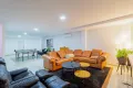 La sala del sótano con TV y una mesa de ping-pong