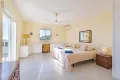 Dormitorio con cama de matrimonio grande