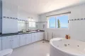 Baño con una bañera estupenda para relajarse