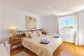 Dormitorio con cama de matrimonio grande