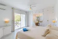 Dormitorio con cama de matrimonio grande