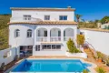 Villa con terraza y piscina