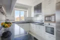 Keuken met kookplaat, oven, magnetron en afwasmachine