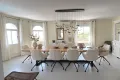 De ruime eettafel voor 10 personen