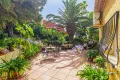 Vollständig eingezäunter tropischer Garten