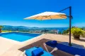 Sonnenliegen am Pool mit Meerblick