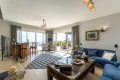 Großzügiges Wohnzimmer mit Glasschiebetüren zur Terrasse