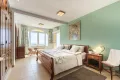 Großzügiges Hauptschlafzimmer mit Meerblick